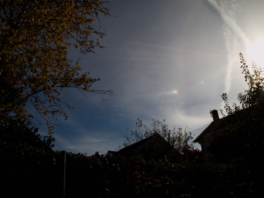 Halo wide, aircraft trails
