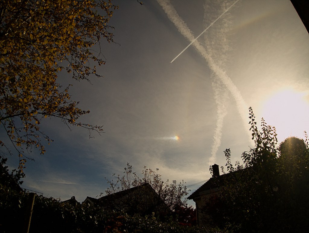 Halo wide, aircraft and trails