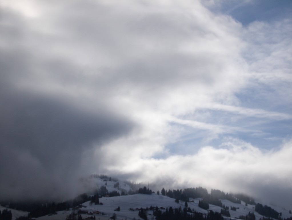 Rinderberg in Wolken