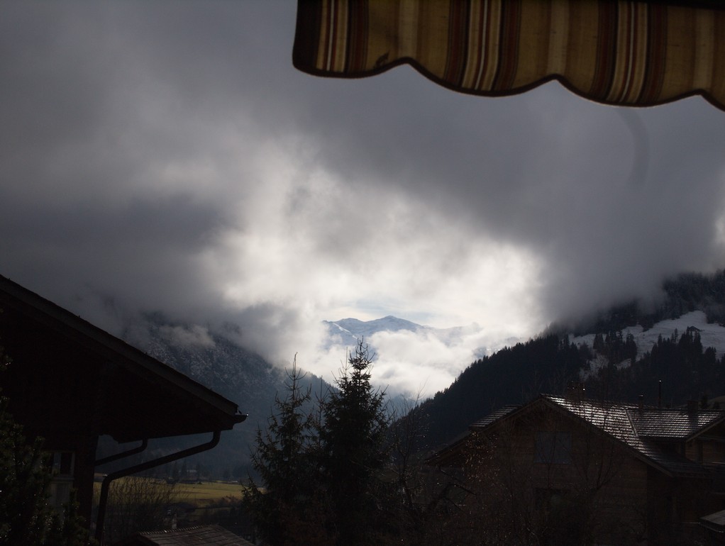 Entfernter Gipfel in Wolkenlücke