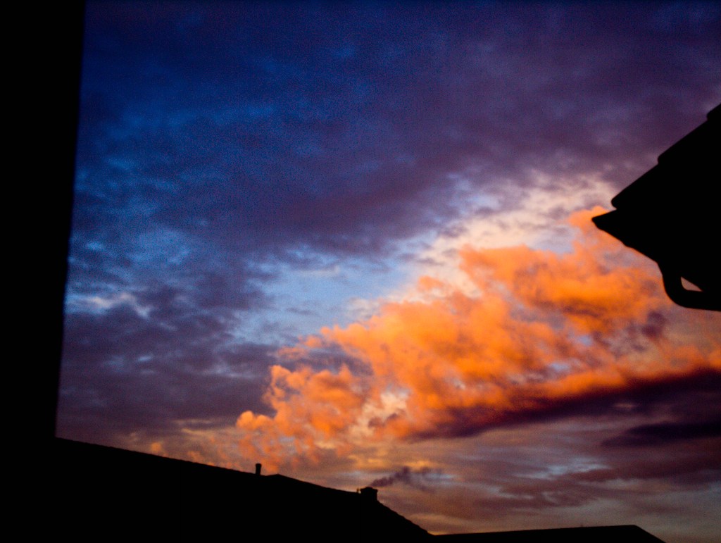 Mond hinter Wolken, verstärkter Kontrast