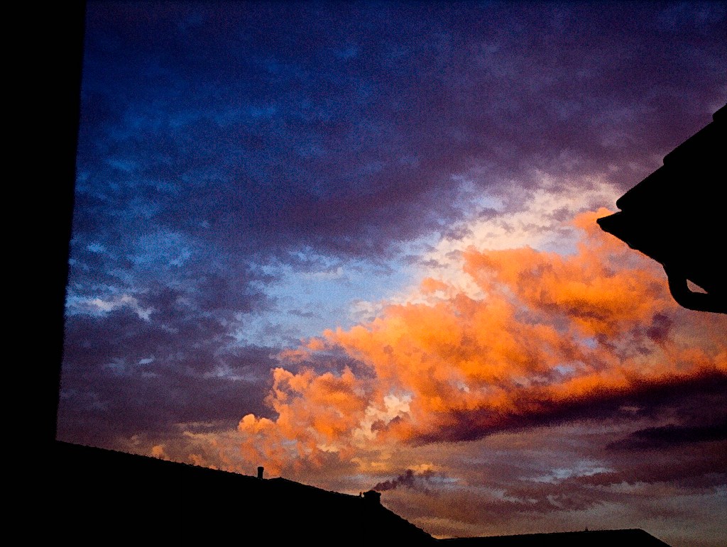 Mond hinter Wolken, verstärkter Kontrast und geschärft